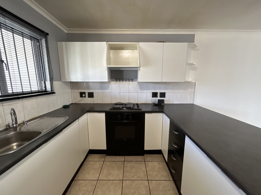 To Let 2 Bedroom Property for Rent in Royal Ascot Western Cape